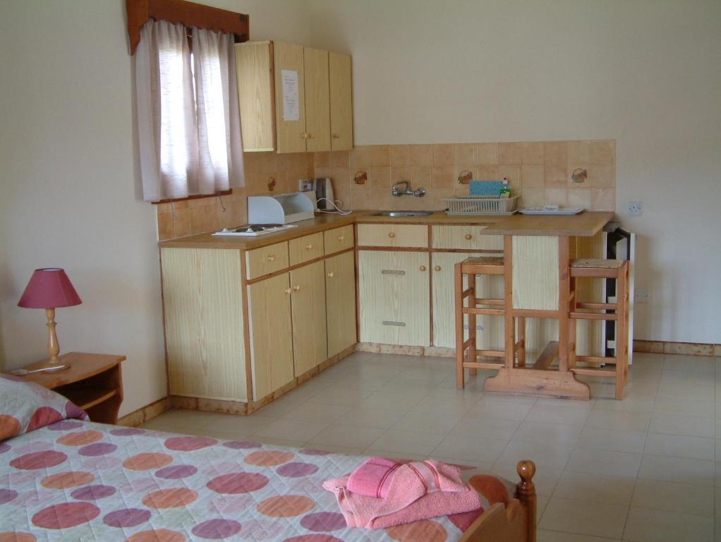 Pelekanos Apartments Pissouri Room photo
